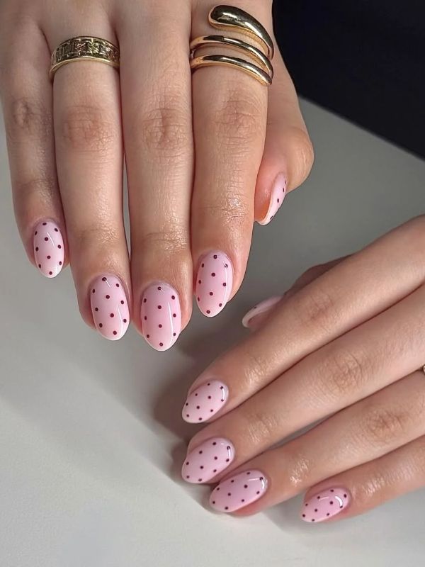 Minimalist-Dot-Nail-Art.