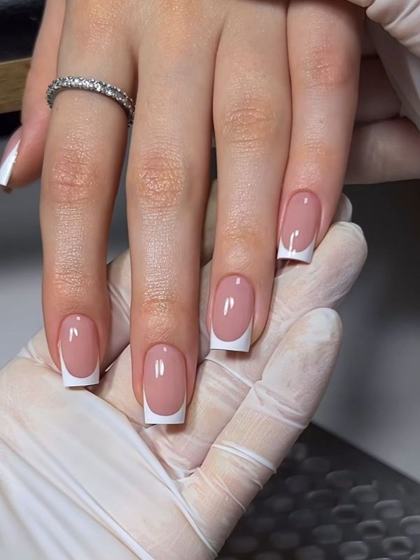 Short-French-Tip-Nails.