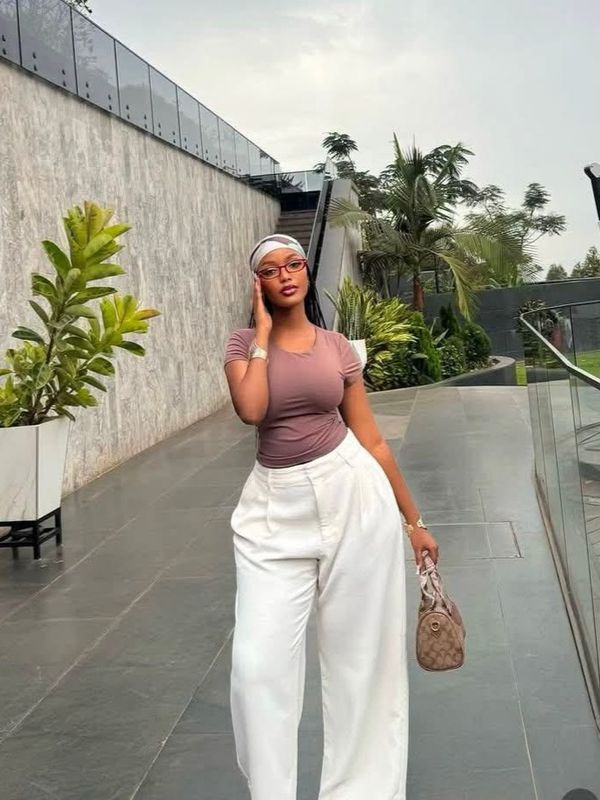Wide-Leg-Trousers-With-a-Fitted-Top